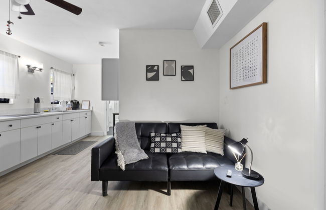 Enjoy a Cozy Stay in Miami House - Photo 20