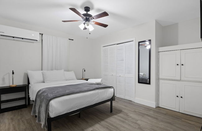 Enjoy a Cozy Stay in Miami House - Photo 4