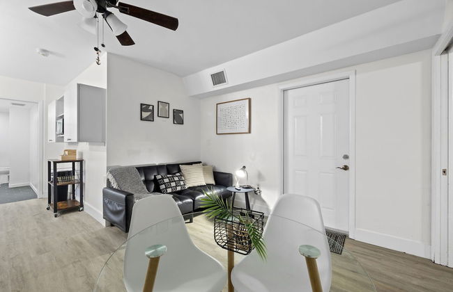 Enjoy a Cozy Stay in Miami House - Photo 7