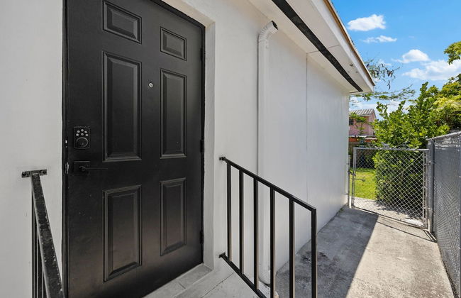 Enjoy a Cozy Stay in Miami House - Photo 37