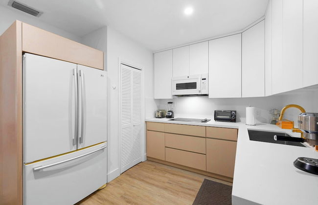 Enjoy a Cozy Stay in Miami House - Photo 8