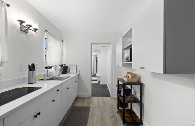 Enjoy a Cozy Stay in Miami House - Photo 13