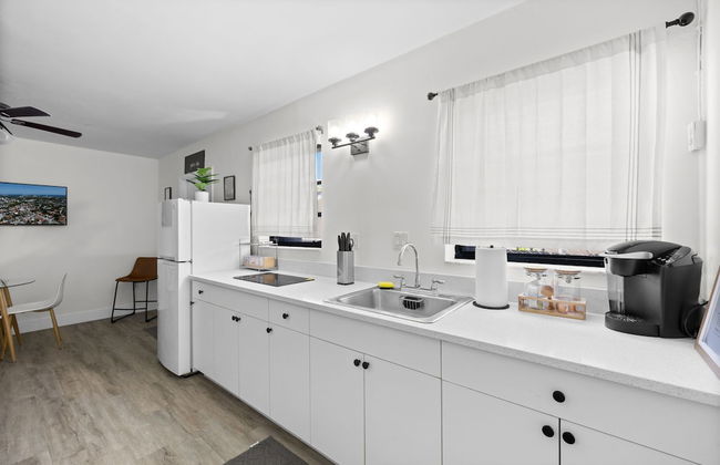 Enjoy a Cozy Stay in Miami House - Photo 11