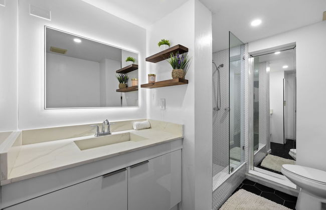 Enjoy a Cozy Stay in Miami House - Photo 36