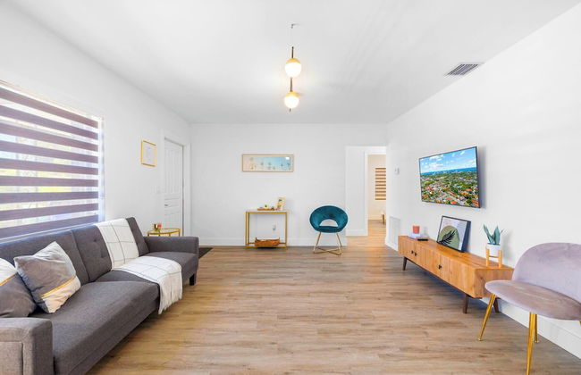 Enjoy a Cozy Stay in Miami House - Photo 18