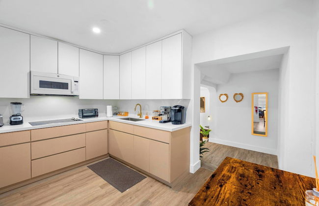 Enjoy a Cozy Stay in Miami House - Photo 9