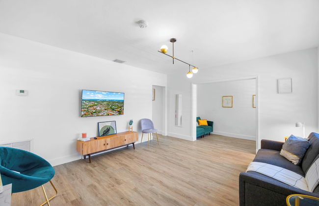 Enjoy a Cozy Stay in Miami House - Photo 17