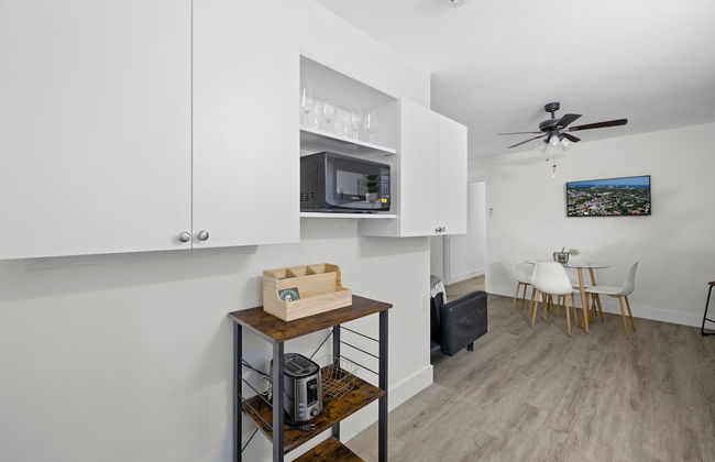 Enjoy a Cozy Stay in Miami House - Photo 14