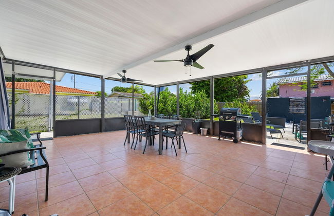 Enjoy a Cozy Stay in Miami House - Photo 21