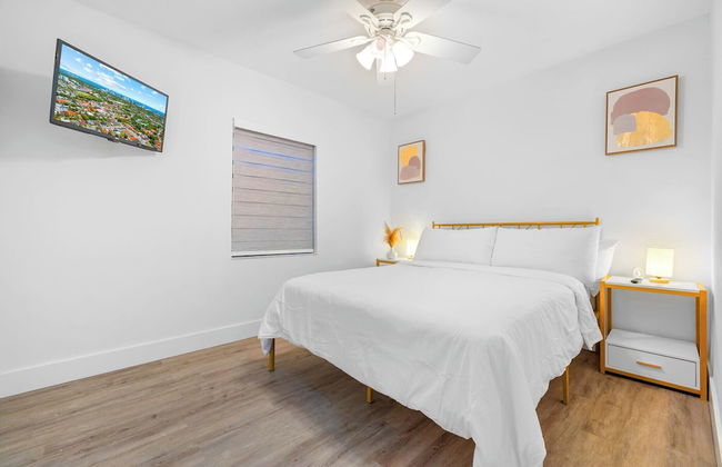 Enjoy a Cozy Stay in Miami House - Photo 3