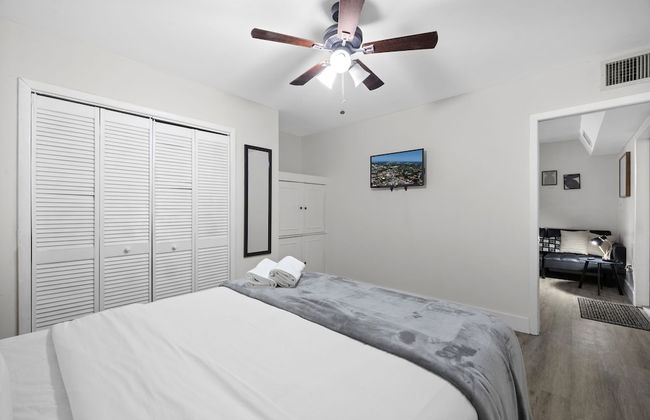 Enjoy a Cozy Stay in Miami House - Photo 5