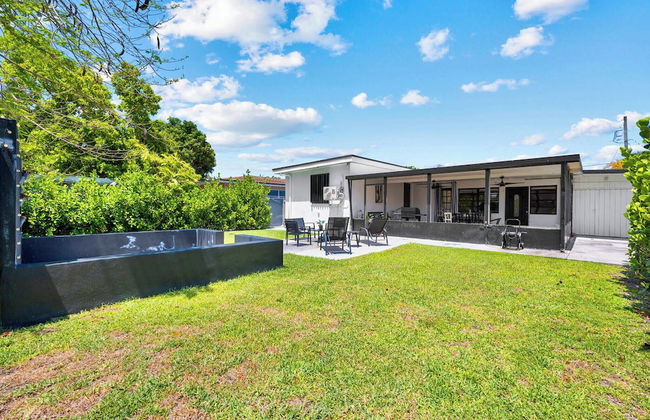 Enjoy a Cozy Stay in Miami House - Photo 24