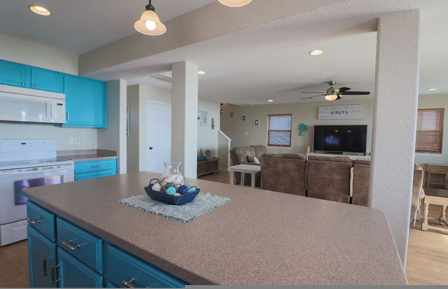 Superb Home With Private Walkover to Beach - Foto 15