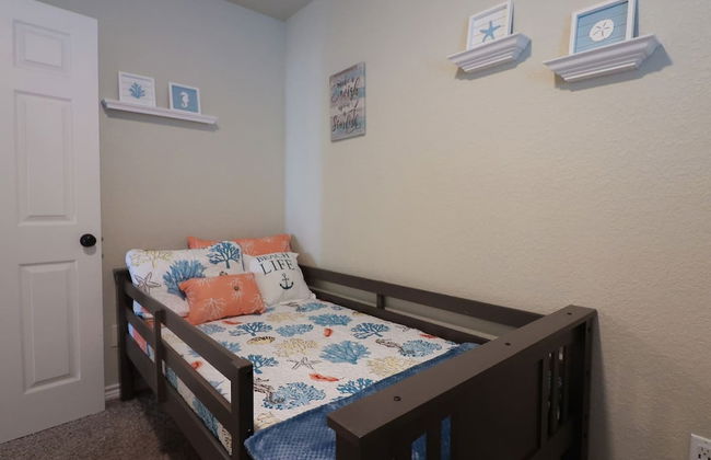 Superb Home With Private Walkover to Beach - Foto 40