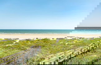 Foto 2 - Superb Home With Private Walkover to Beach