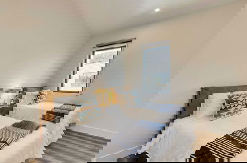 Foto 31 - Sleeps 40! 8 Modern Units/20 Bdrs w/ Deck+hot Tub, 10mins to Downtown & Old Bend