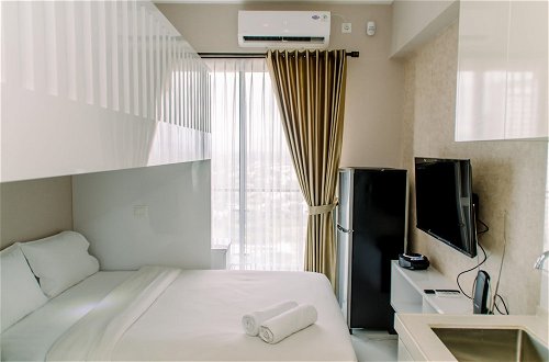 Foto 11 - Nice And Comfy Studio At Sky House Bsd Apartment