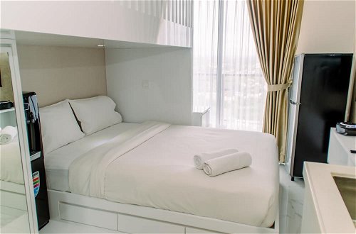 Foto 4 - Nice And Comfy Studio At Sky House Bsd Apartment