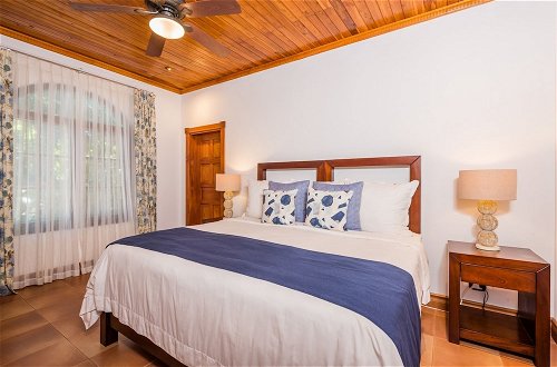 Foto 11 - Blue Jewel Oceanfront Private Villa