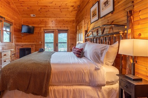 Photo 3 - Hickory Ridge by Avantstay Incredible Private Elevated Cabin Sleeps 20