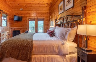 Foto 3 - Hickory Ridge by Avantstay Incredible Private Elevated Cabin Sleeps 20