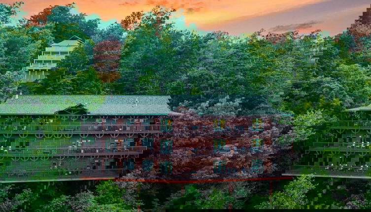 Foto 1 - Hickory Ridge by Avantstay Sleeps 20! Incredible Private Elevated Cabin