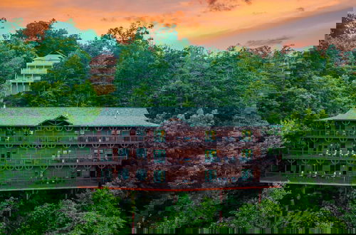 Foto 1 - Hickory Ridge by Avantstay Sleeps 20! Incredible Private Elevated Cabin