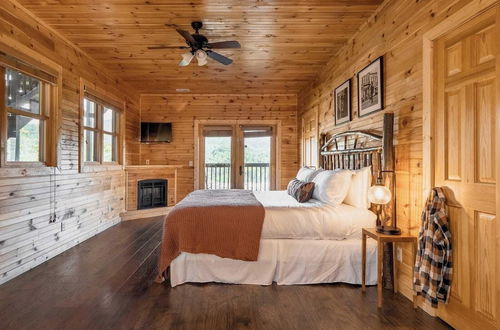 Photo 2 - Hickory Ridge by Avantstay Incredible Private Elevated Cabin Sleeps 20