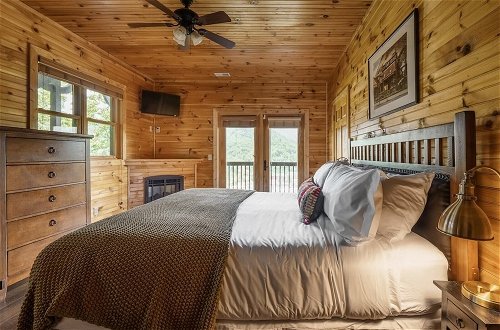 Foto 6 - Hickory Ridge by Avantstay Incredible Private Elevated Cabin Sleeps 20