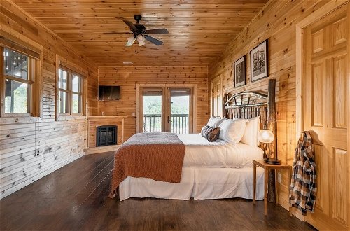 Foto 7 - Hickory Ridge by Avantstay Incredible Private Elevated Cabin Sleeps 20