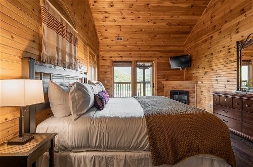 Foto 2 - Hickory Ridge by Avantstay Incredible Private Elevated Cabin Sleeps 20