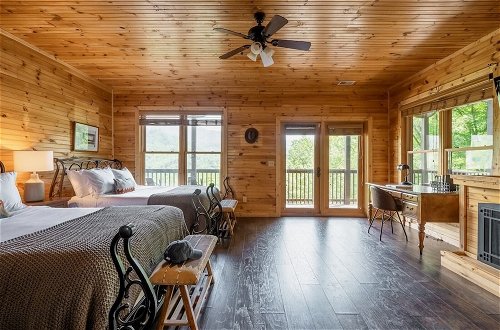 Foto 9 - Hickory Ridge by Avantstay Incredible Private Elevated Cabin Sleeps 20