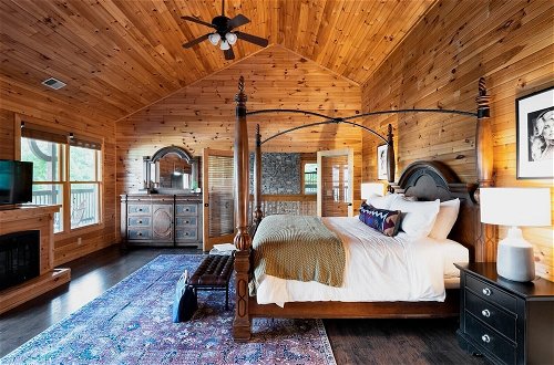 Photo 4 - Hickory Ridge by Avantstay Incredible Private Elevated Cabin Sleeps 20