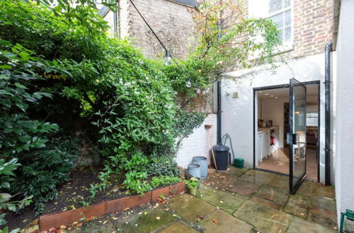 Foto 33 - Beautiful 2 Bedroom Townhouse With Garden in Kentish Town