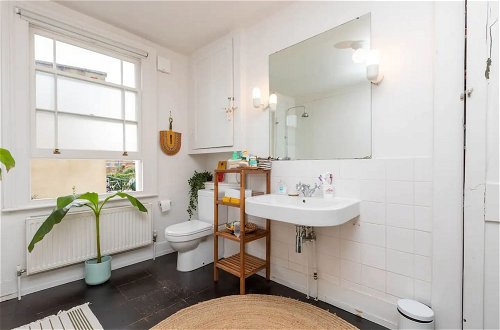 Photo 28 - Beautiful 2 Bedroom Townhouse With Garden in Kentish Town