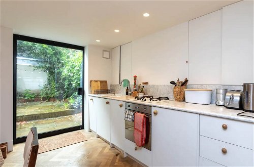 Foto 17 - Beautiful 2 Bedroom Townhouse With Garden in Kentish Town