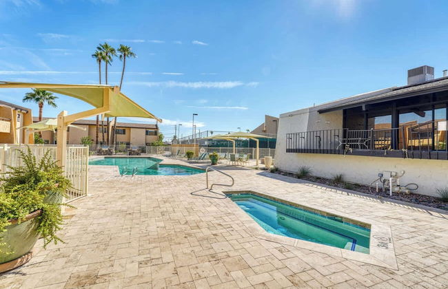 2BR Sleeps 6 Pool BBQ Gym Hot Tub & Bar Hopping! - Foto 13