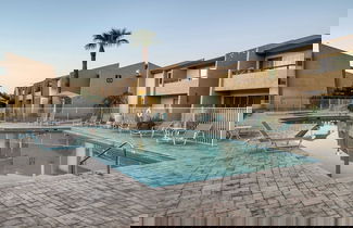 Foto 1 - 2BR Sleeps 6 Pool BBQ Gym Hot Tub & Bar Hopping!