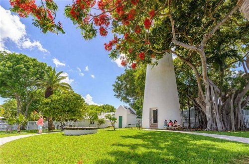 Photo 12 - Spanish Lime Cottage by Avantstay Ideal Old Town Key West Location! Month Long Stays Only