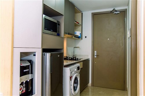 Photo 5 - Fancy And Nice Studio Apartment At Gold Coast