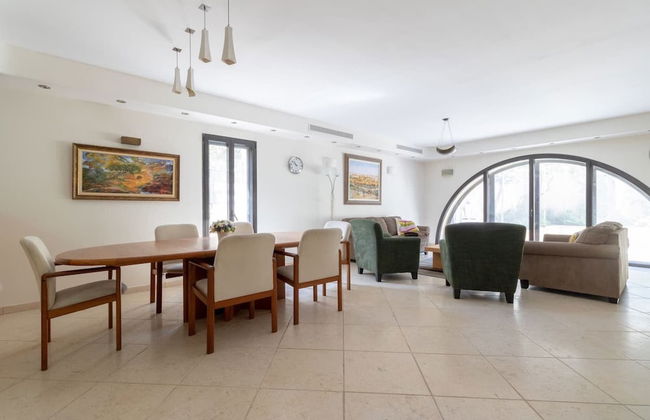 Family Apt & Garden in David's Village by FeelHome - Photo 21