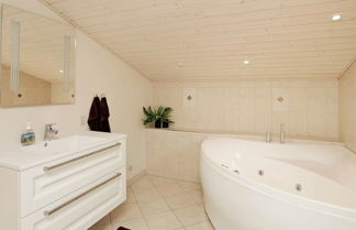 Foto 3 - Gorgeous Holiday Home in Nørre Nebel with Hot Tub