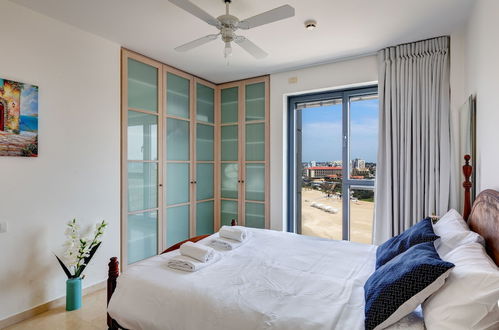 Photo 4 - Beach Front Stylish Hugh 2DBR