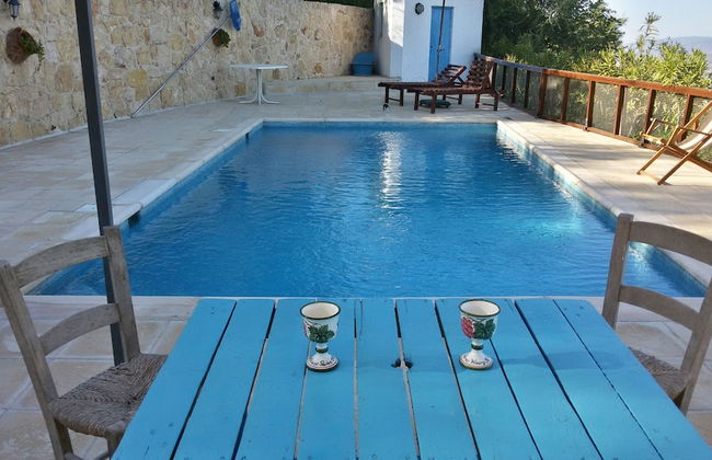 Secluded Restored Farmhouse With Private Pool, 2 Bedrooms and Free Car - Foto 1