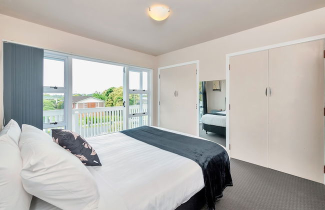 Sunny Three Bedroom Delight Upper Level - Photo 7
