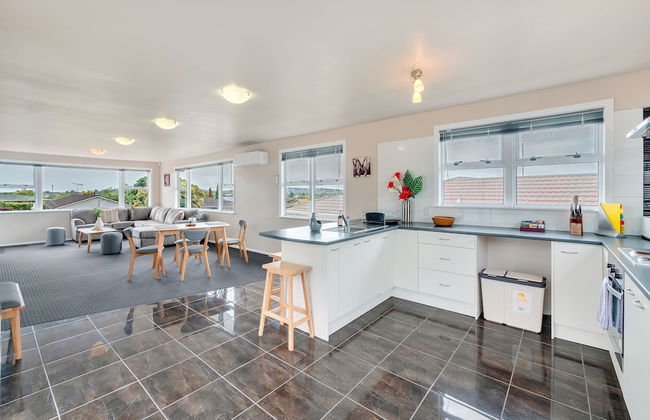 Sunny Three Bedroom Delight Upper Level - Foto 12