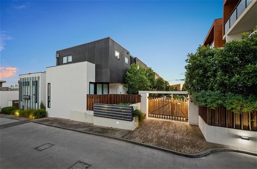 Photo 18 - StayCentral Northcote Townhouse With Study