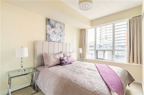 Foto 6 - Simply Comfort, Stylish Downtown Apartment