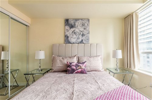 Photo 2 - Simply Comfort, Stylish Downtown Apartment