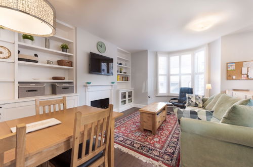 Photo 10 - Attractive Apartment With Private Patio in Fashionable Fulham by Underthedoormat